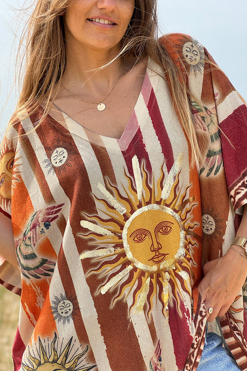 Top grande brillante con estampado de sol y rayas camel