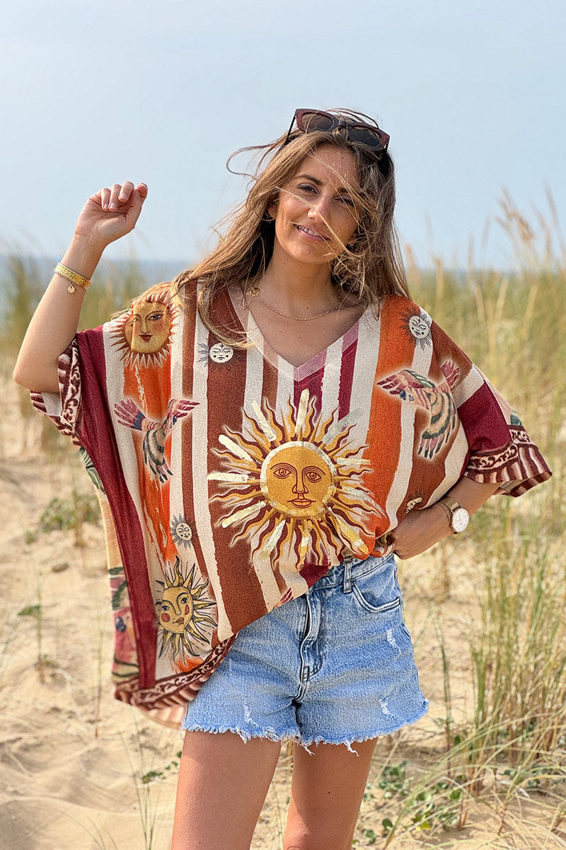 Top grande brillante con estampado de sol y rayas camel