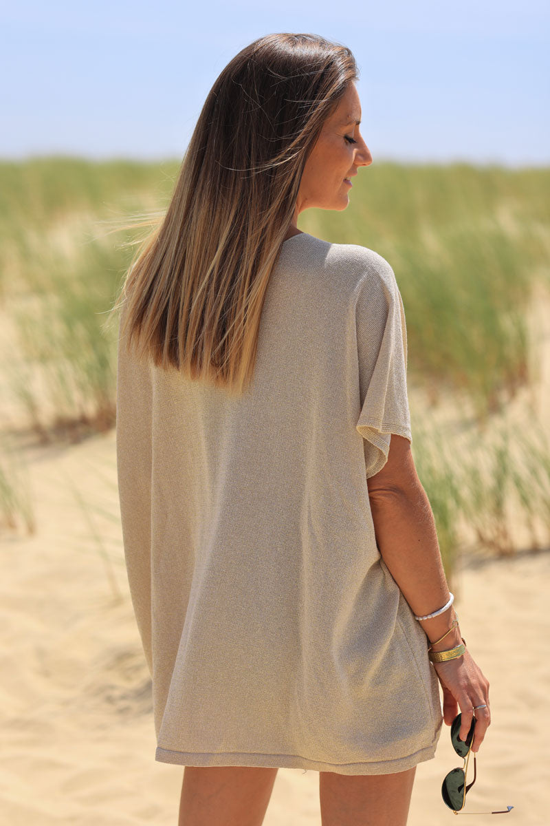 Top holgado de manga corta en punto beige, dorado brillante, escote en pico