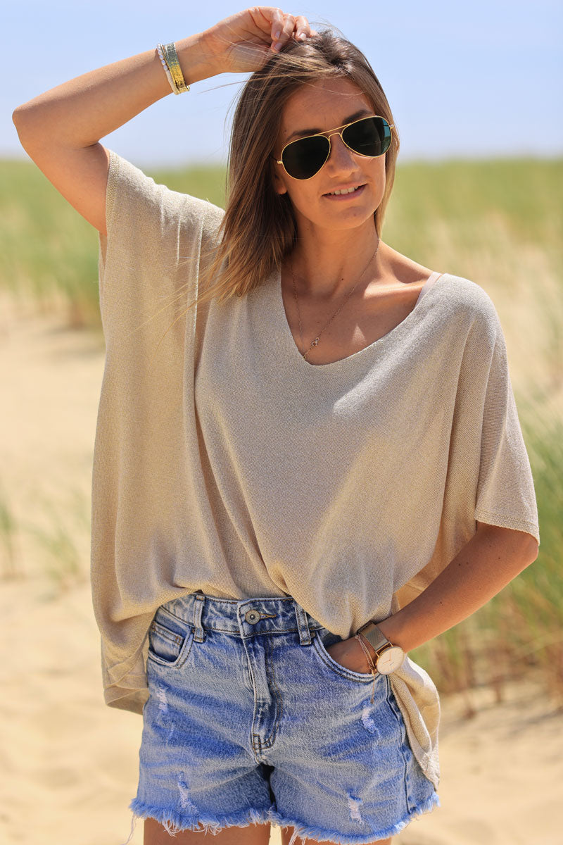 Top holgado de manga corta en punto beige, dorado brillante, escote en pico