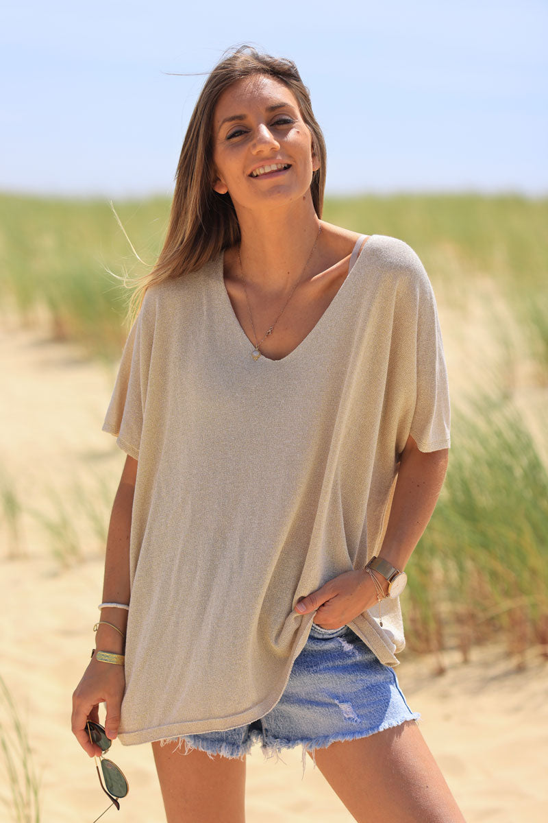 Top holgado de manga corta en punto beige, dorado brillante, escote en pico