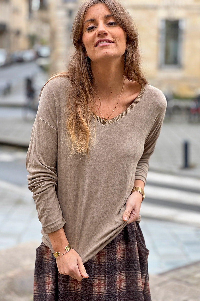 Top marron glacé en jersey stretch col v brillant