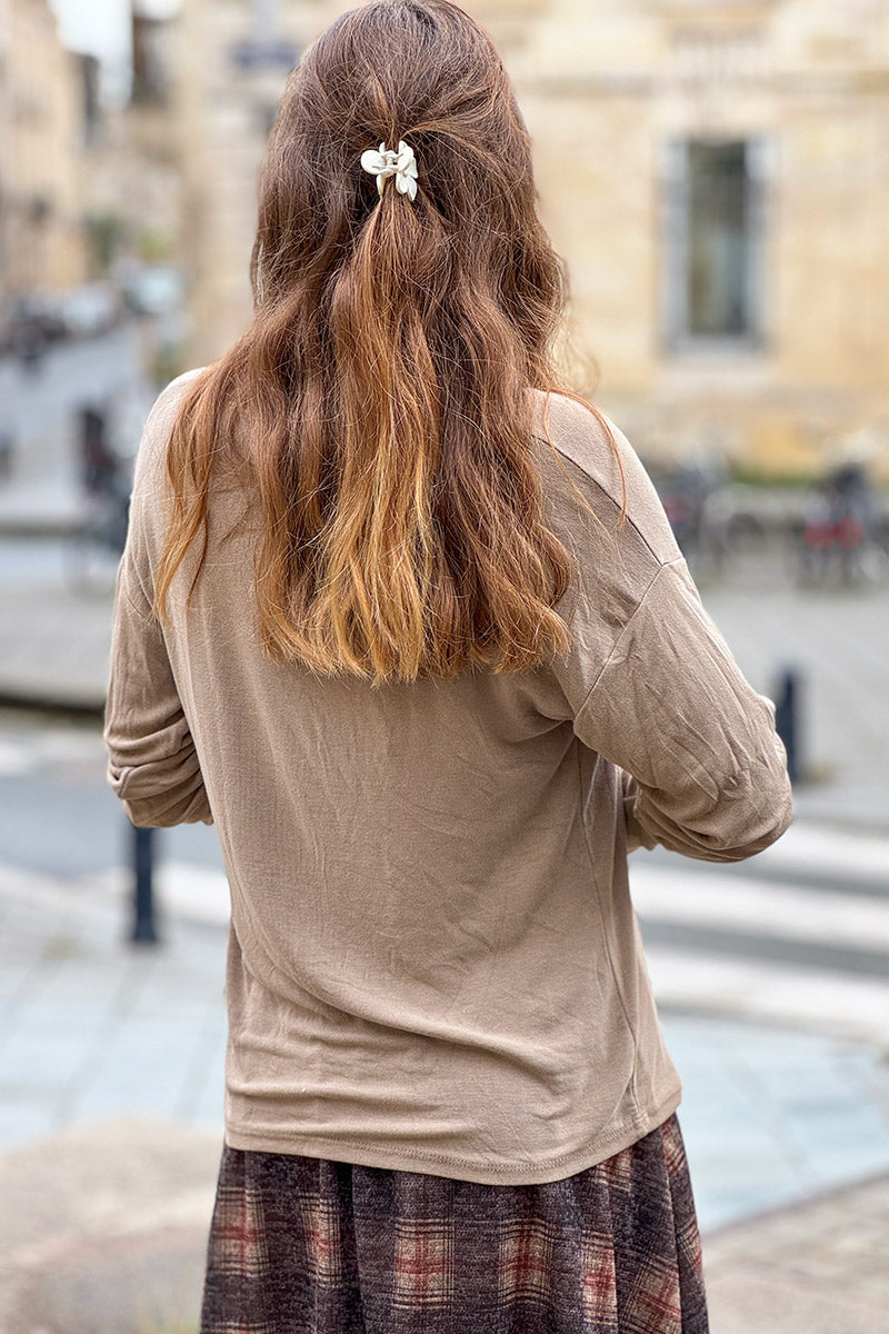 Top marron glacé en jersey stretch col v brillant