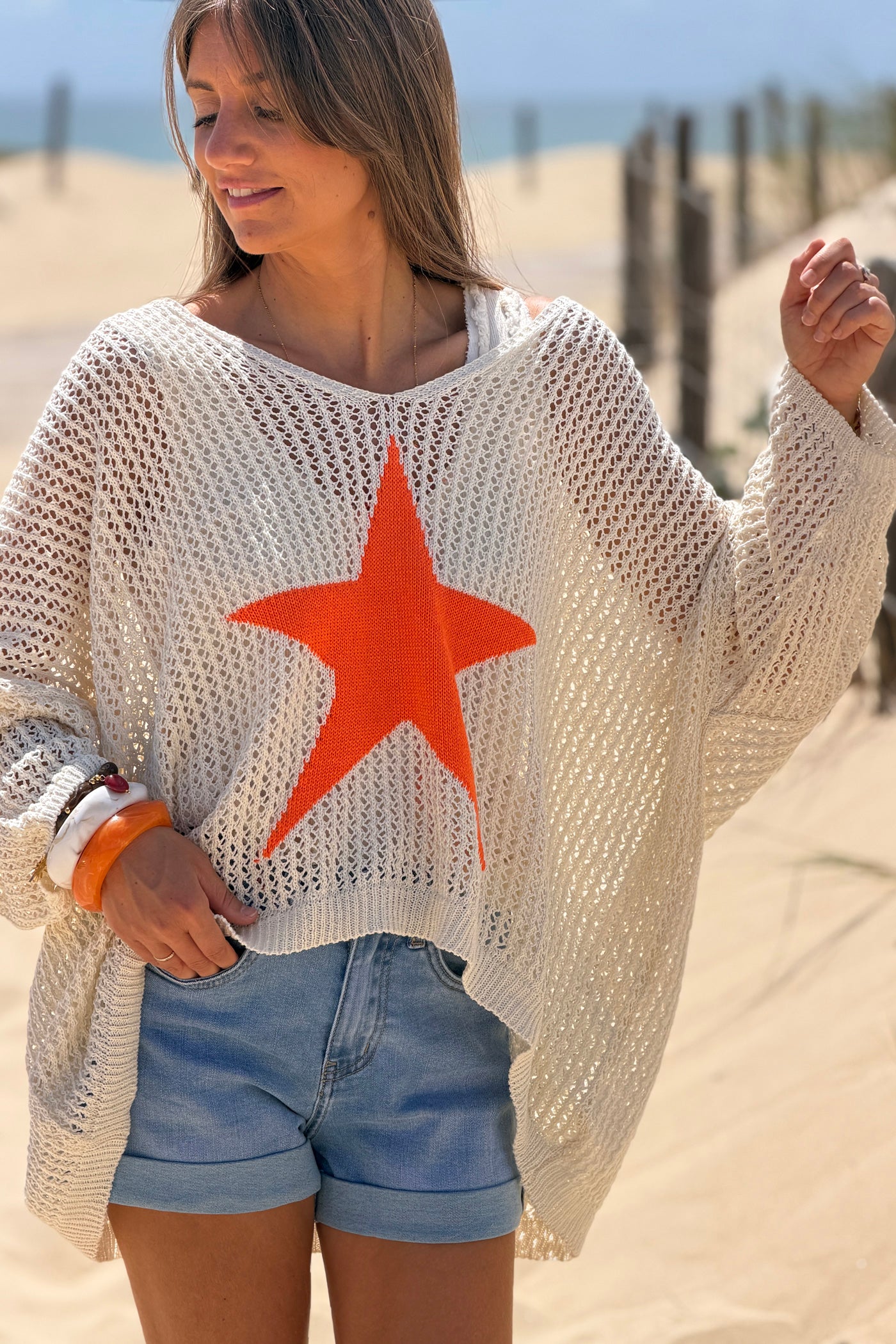 Top pull ajouré style crochet beige en maille coton motif étoile orange fluo