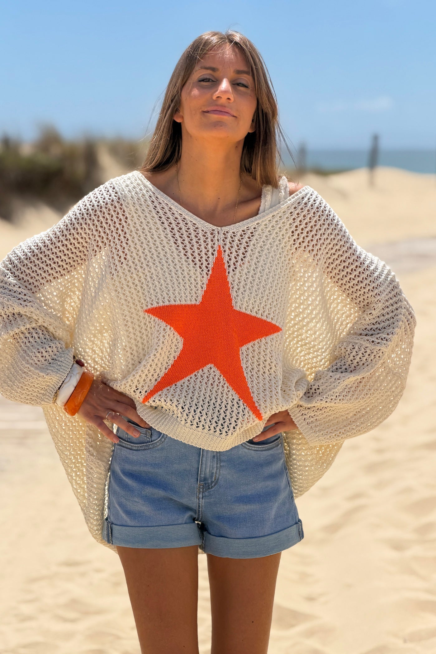 Top pull ajouré style crochet beige en maille coton motif étoile orange fluo