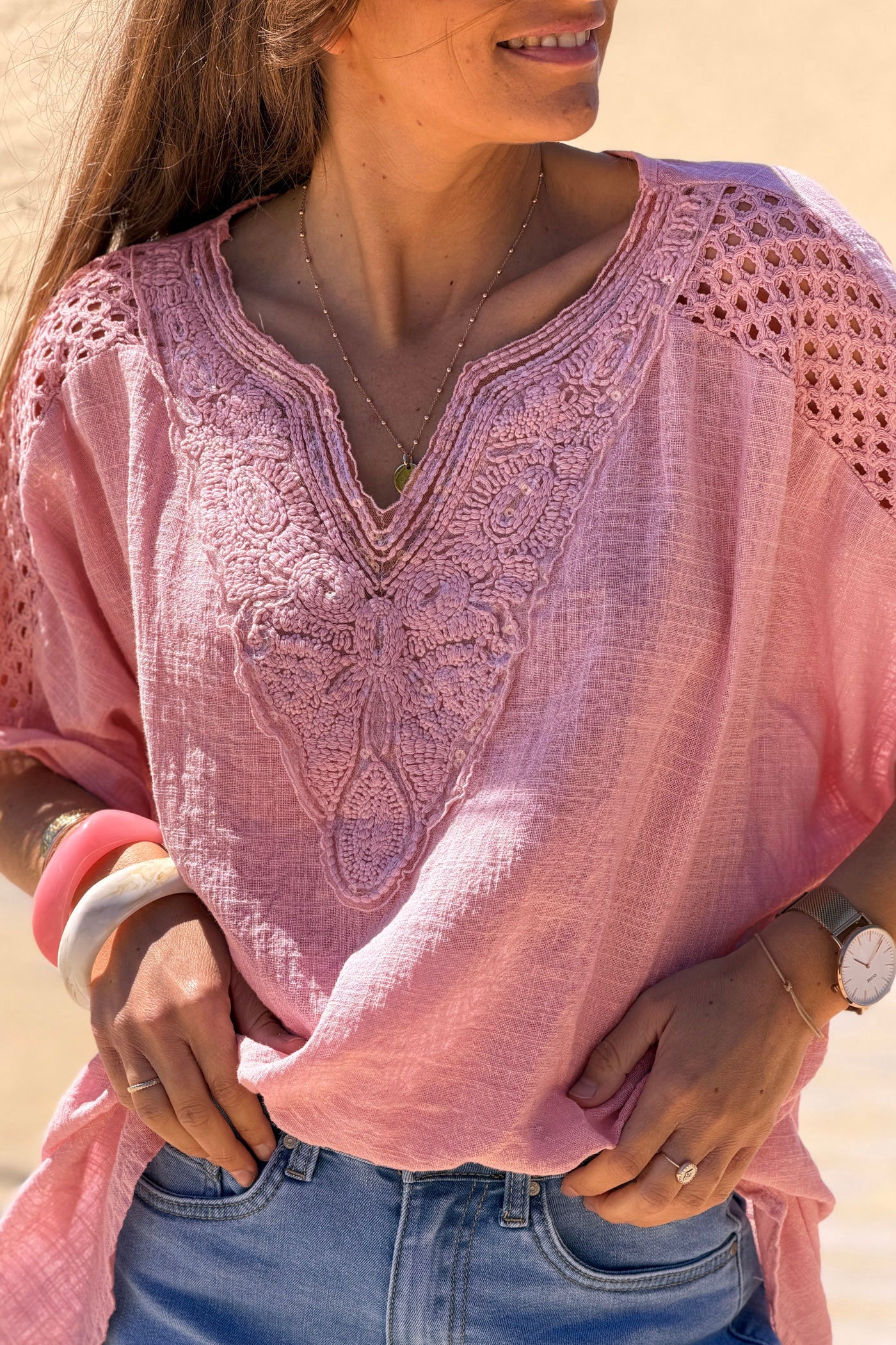 Top rose en coton large col broderie et sequins détail épaule ajouré