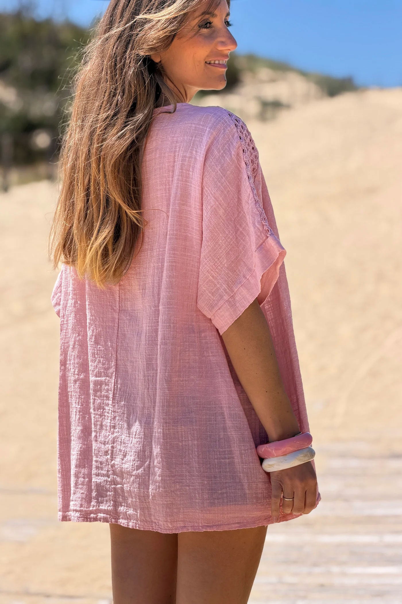 Top rose en coton large col broderie et sequins détail épaule ajouré
