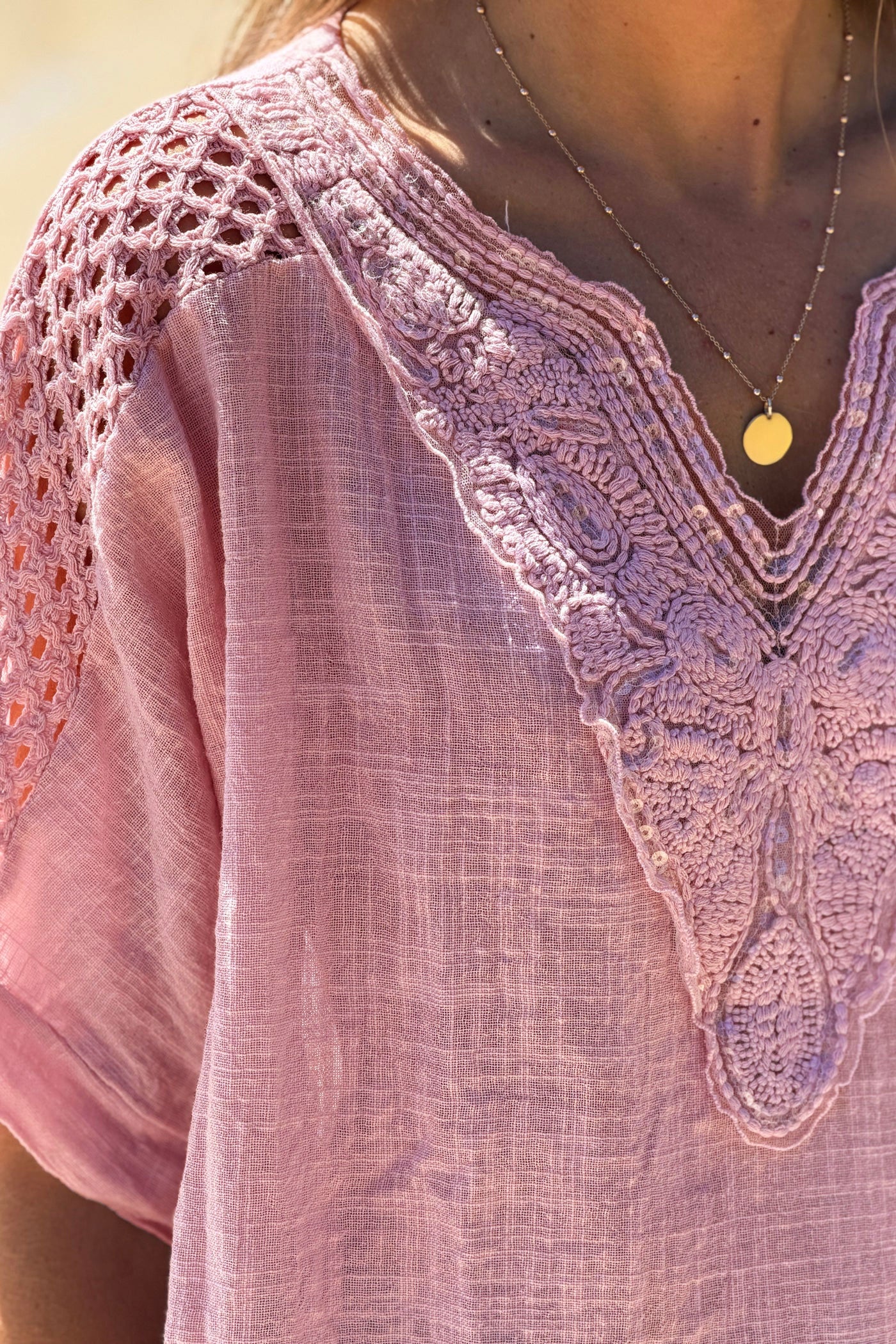 Top rose en coton large col broderie et sequins détail épaule ajouré