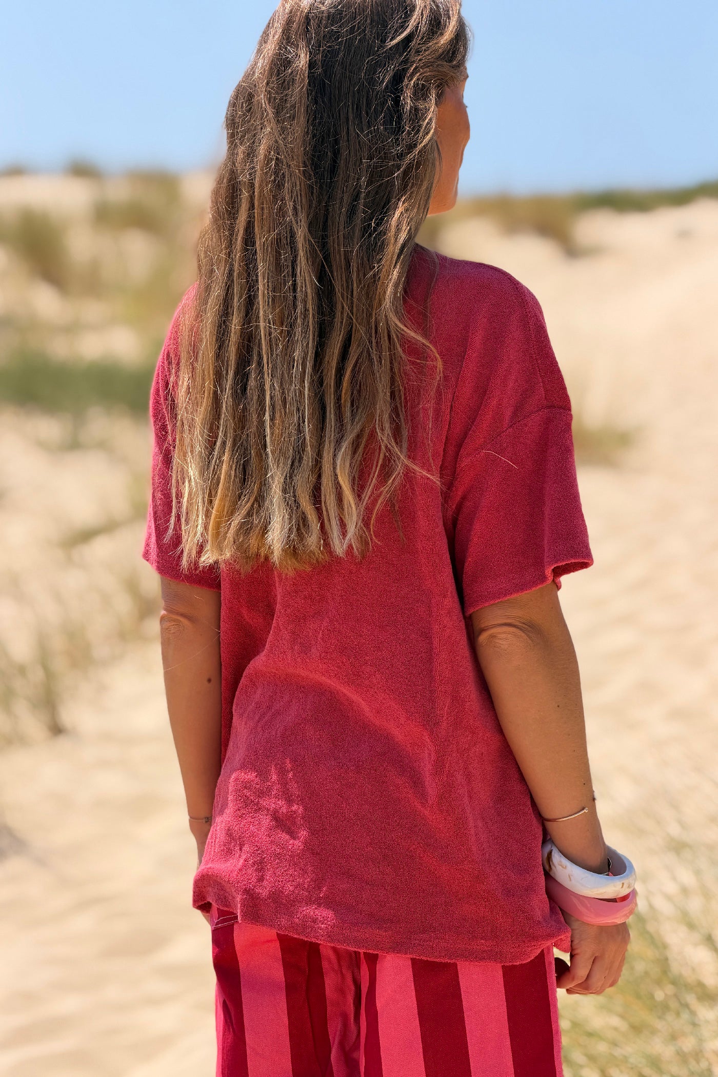 Top tshirt en éponge framboise détail étiquette Out of office vacances col v