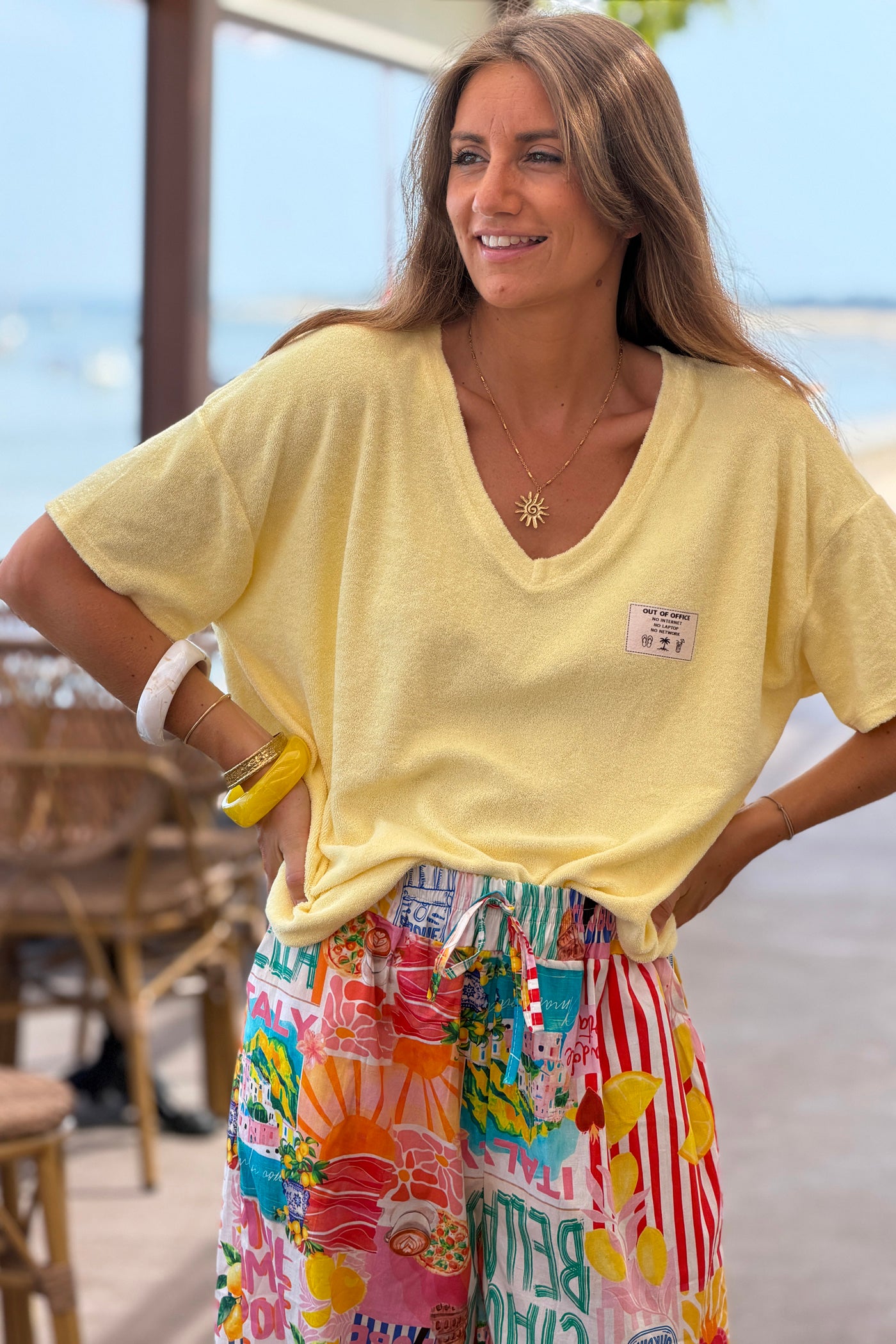 Top tshirt en éponge jaune pâle détail étiquette Out of office vacances col v