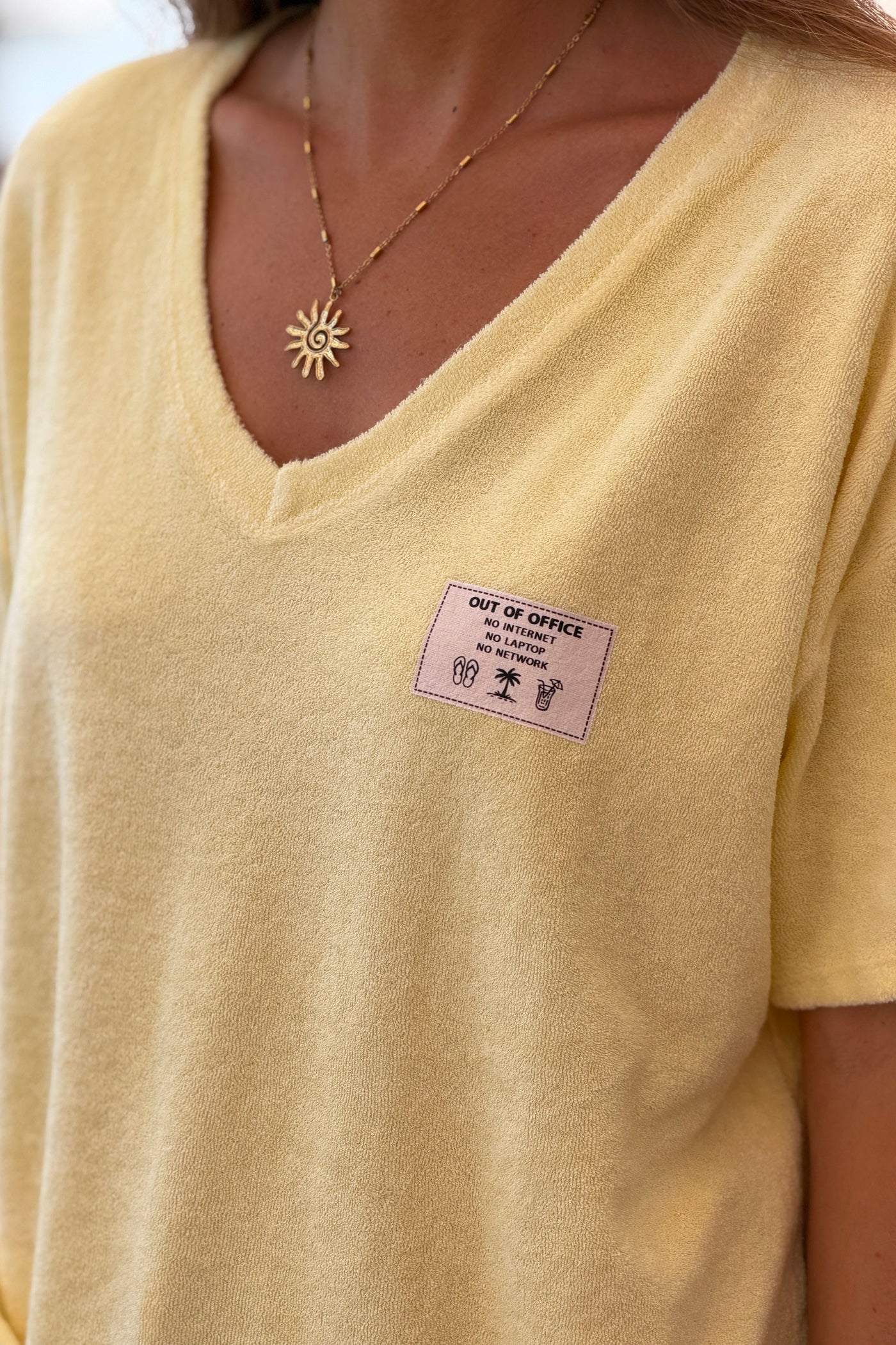 Top tshirt en éponge jaune pâle détail étiquette Out of office vacances col v