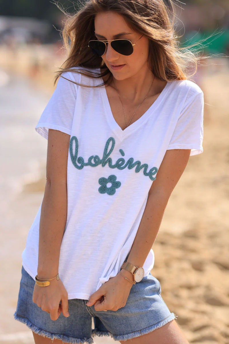 T-shirt blanc en coton col v Bohème et fleurs bouclettes vert céladon