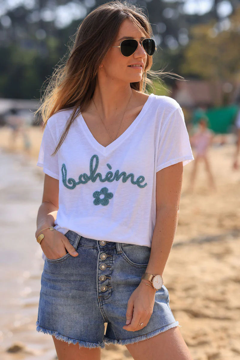 T-shirt blanc en coton col v Bohème et fleurs bouclettes vert céladon