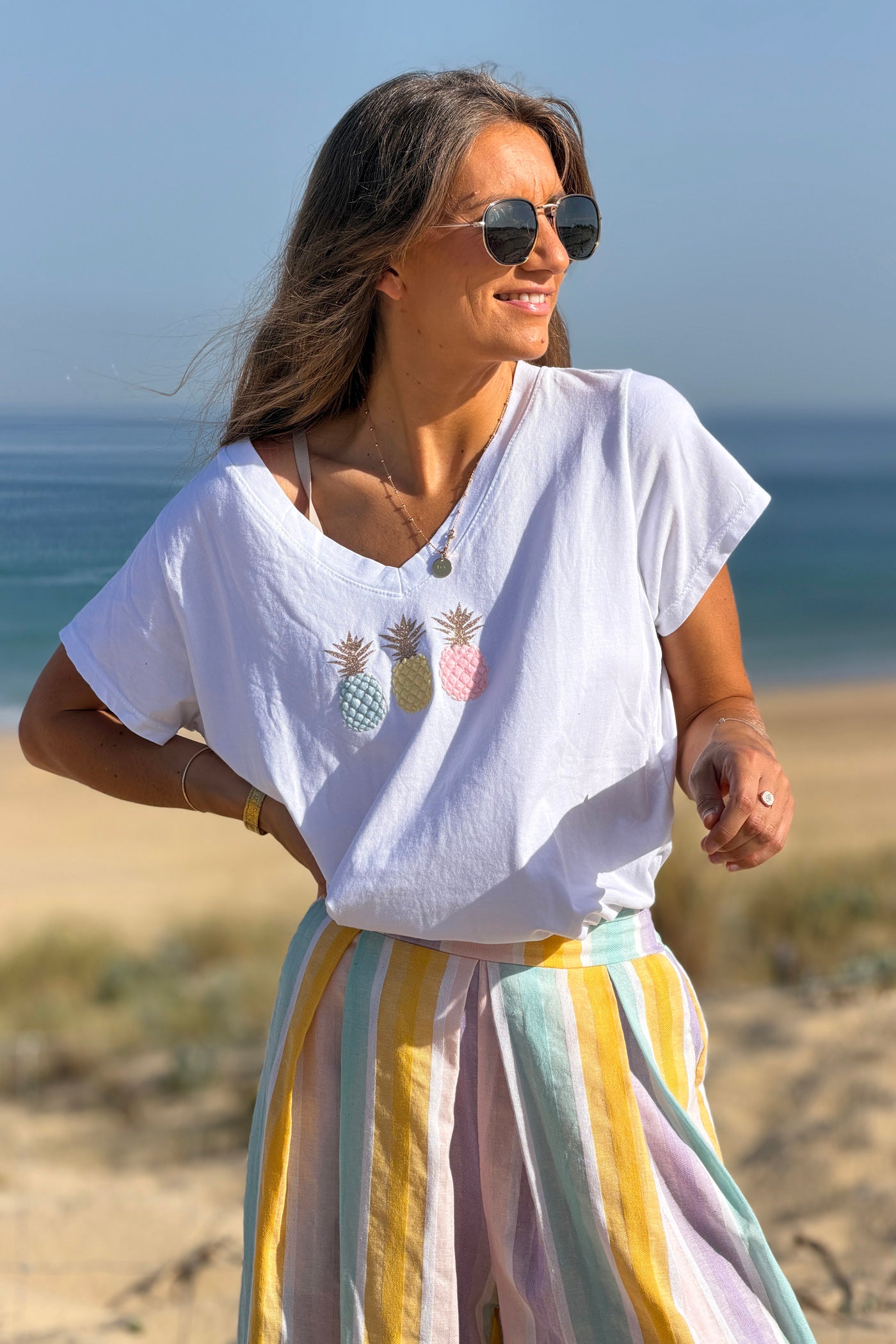 Tshirt blanc en coton broderie trio ananas rose bleu et jaune détail doré