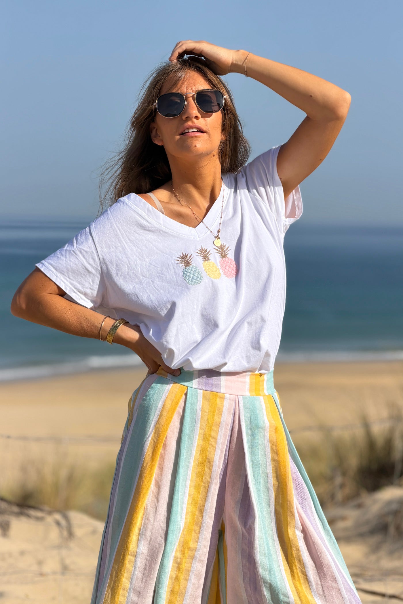 Tshirt blanc en coton broderie trio ananas rose bleu et jaune détail doré