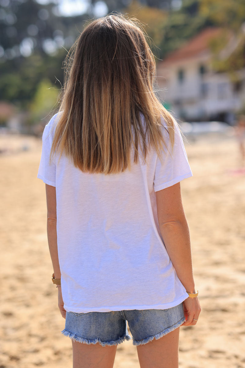 Tshirt blanc en coton col v Bohème et fleurs bouclettes fuchsia