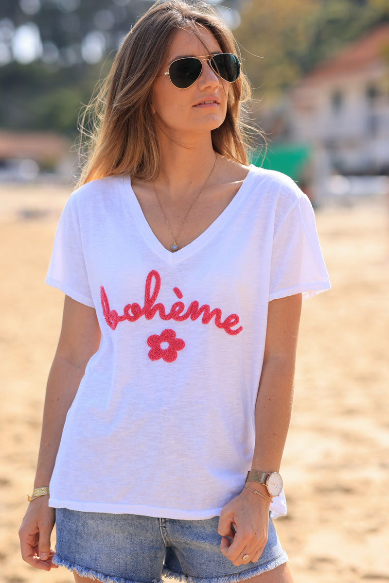 Tshirt blanc en coton col v Bohème et fleurs bouclettes fuchsia