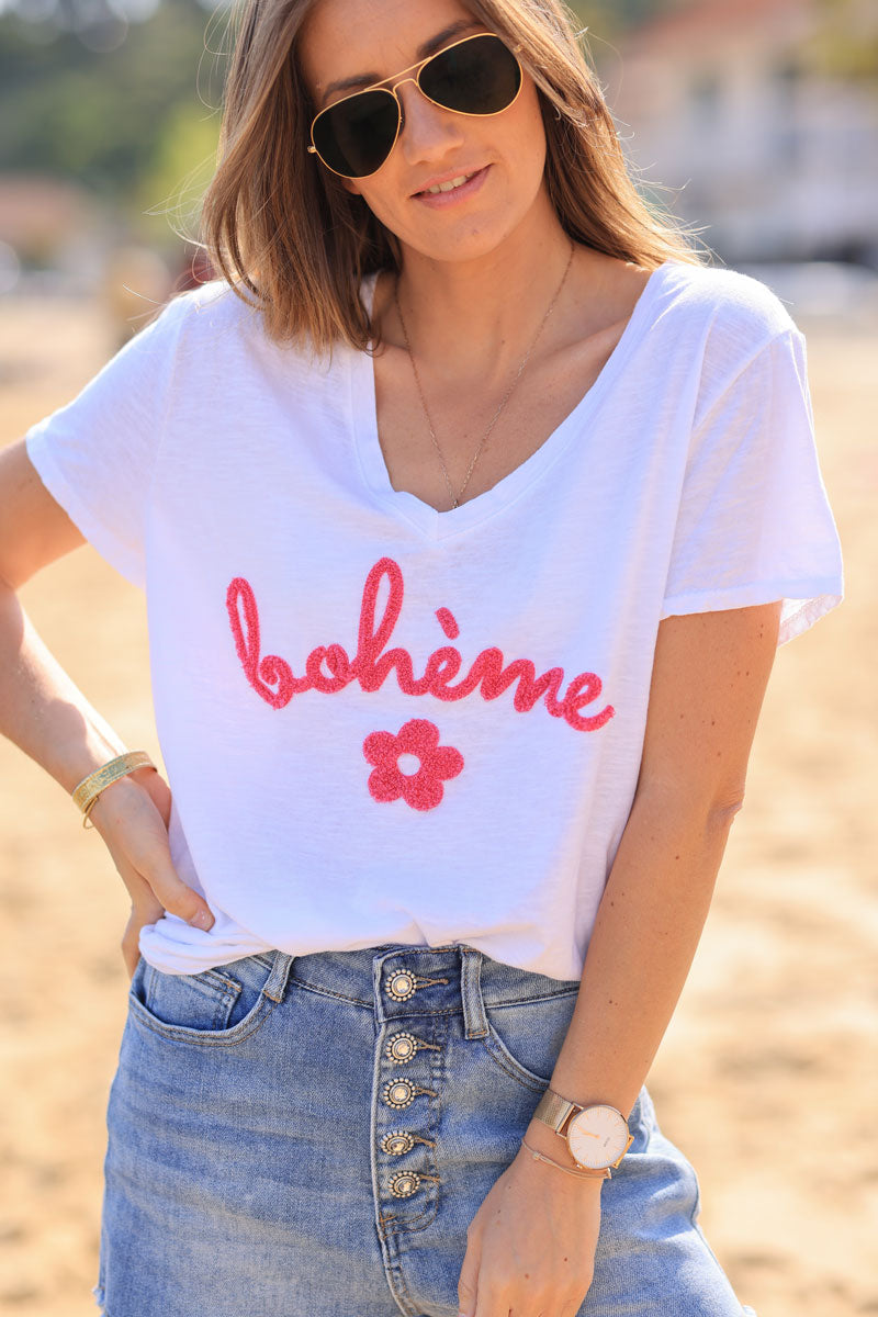 Tshirt blanc en coton col v Bohème et fleurs bouclettes fuchsia