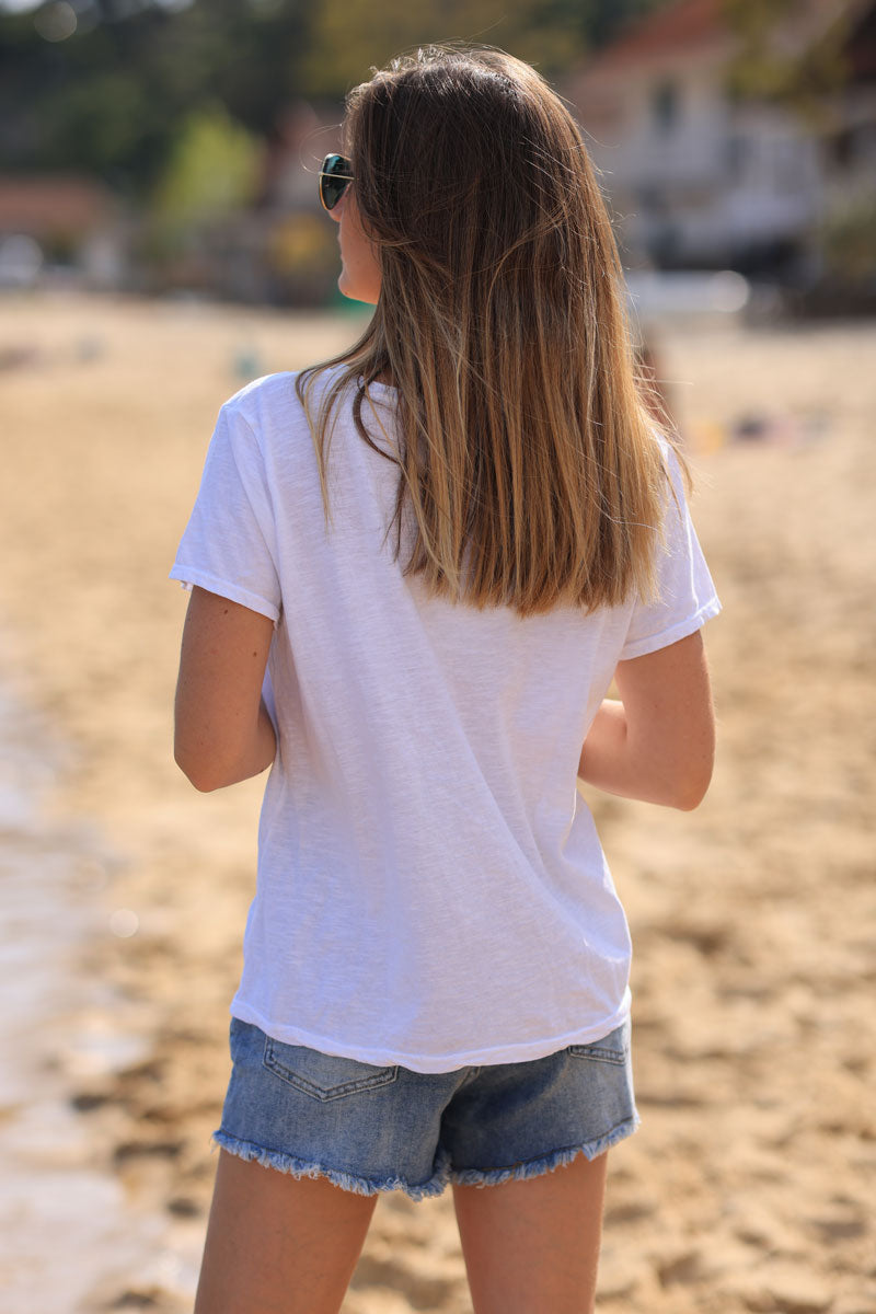 T-shirt blanc en coton col v Bohème et fleurs bouclettes vert céladon