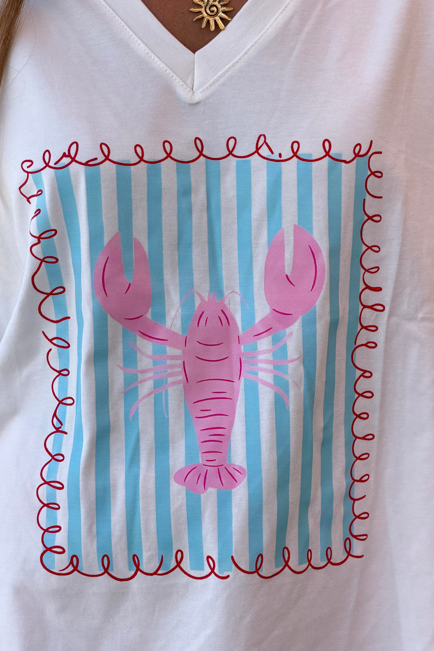 Tshirt blanc en coton motif cadre rayures bleu et homard col v