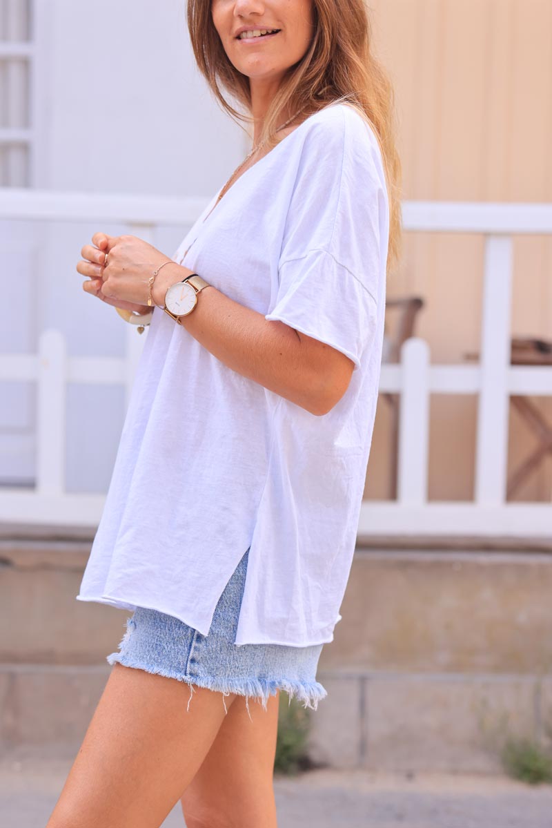 Camiseta holgada de algodón blanca con cuello de pico trío flores rizos