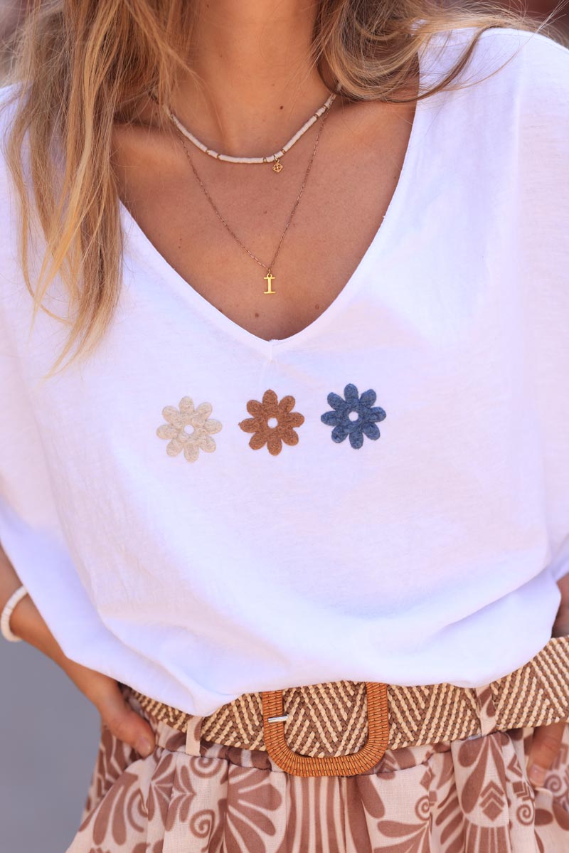 Camiseta holgada de algodón blanca con cuello de pico trío flores rizos