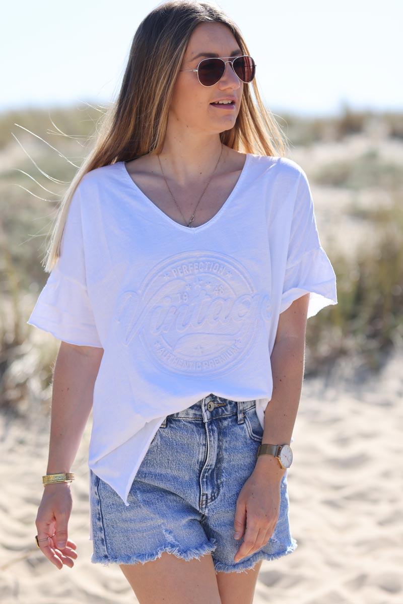 Camiseta holgada blanca de manga corta con logo vintage en relieve