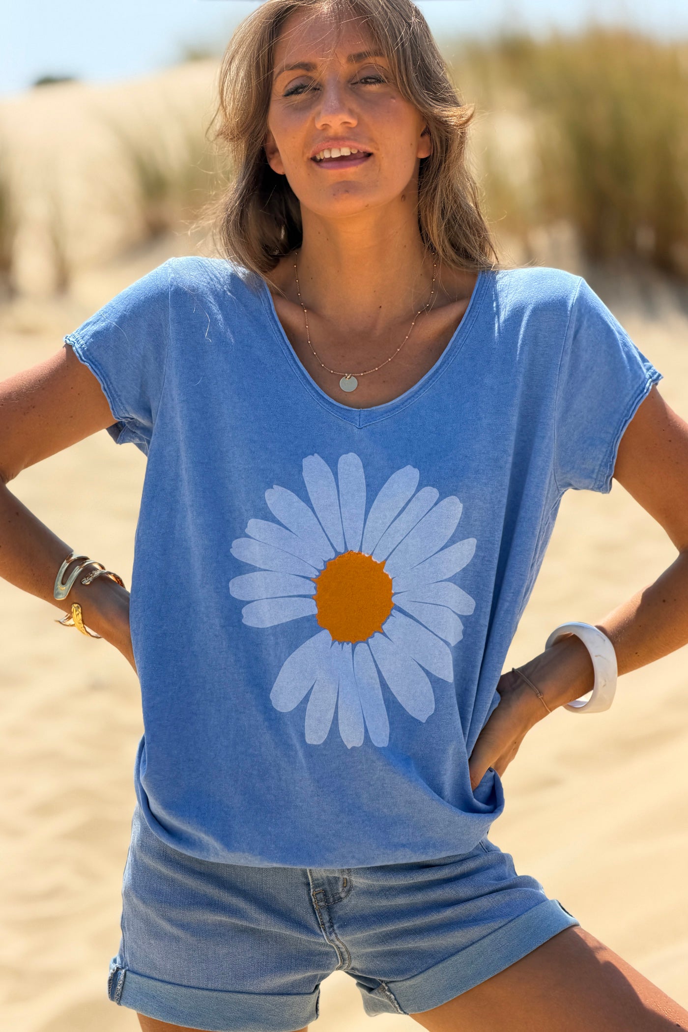 Tshirt bleu roi délavé en coton col v motif marguerite