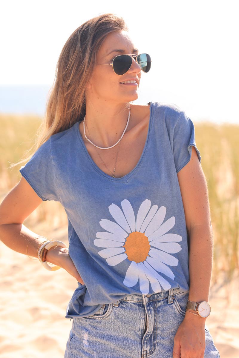 Dusty Blus V-neck cotton t-shirt with large dusty blue daisy print
