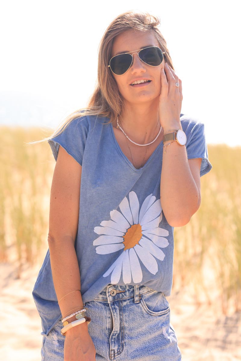 Dusty Blus V-neck cotton t-shirt with large dusty blue daisy print
