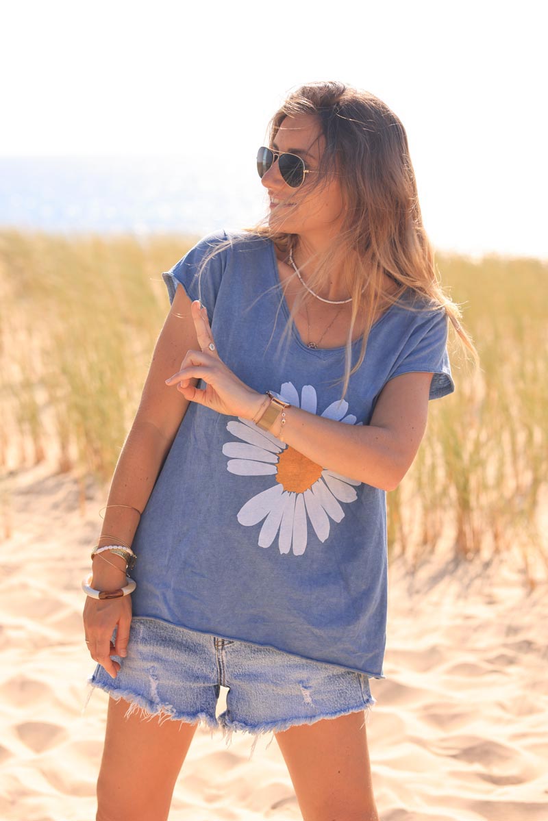 Dusty Blus V-neck cotton t-shirt with large dusty blue daisy print