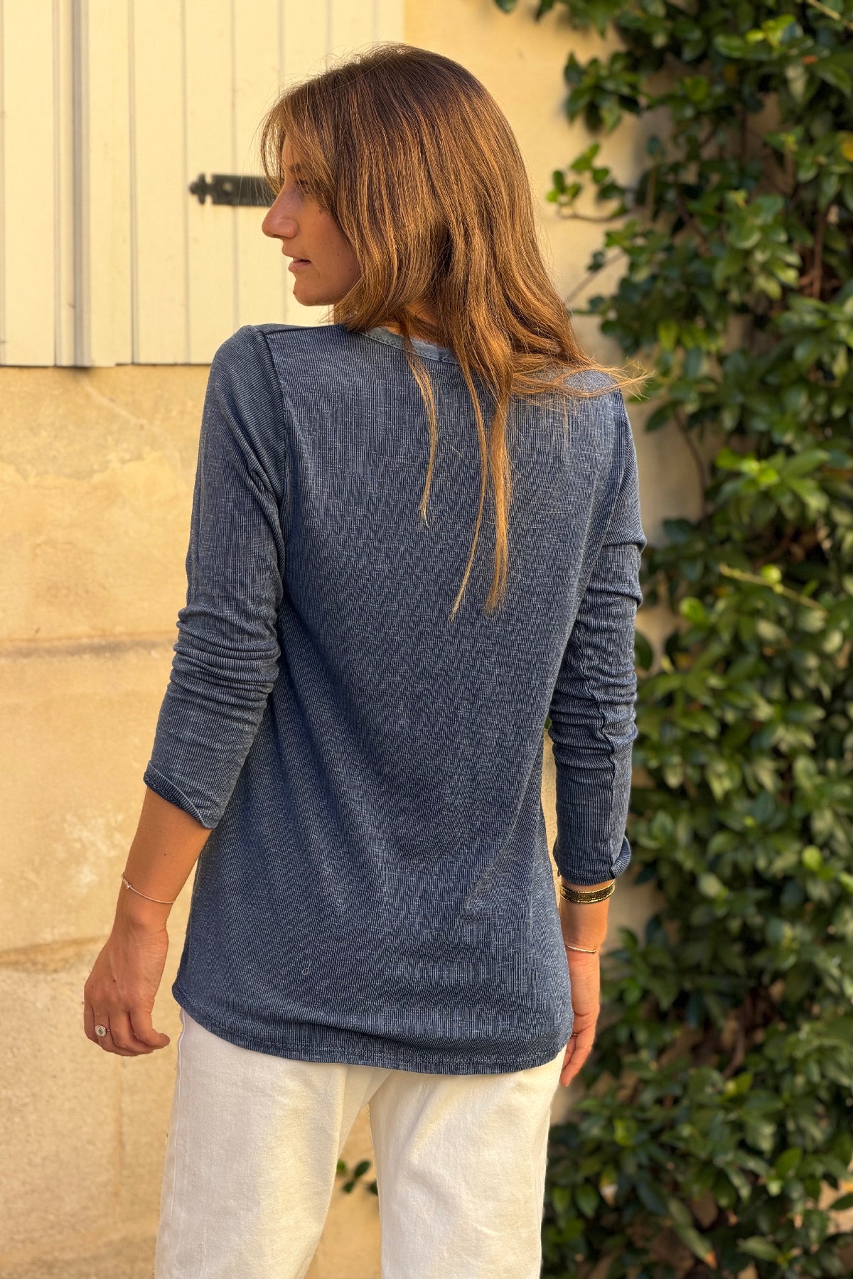 Tshirt bleu marine en coton manches longues col v détail franges
