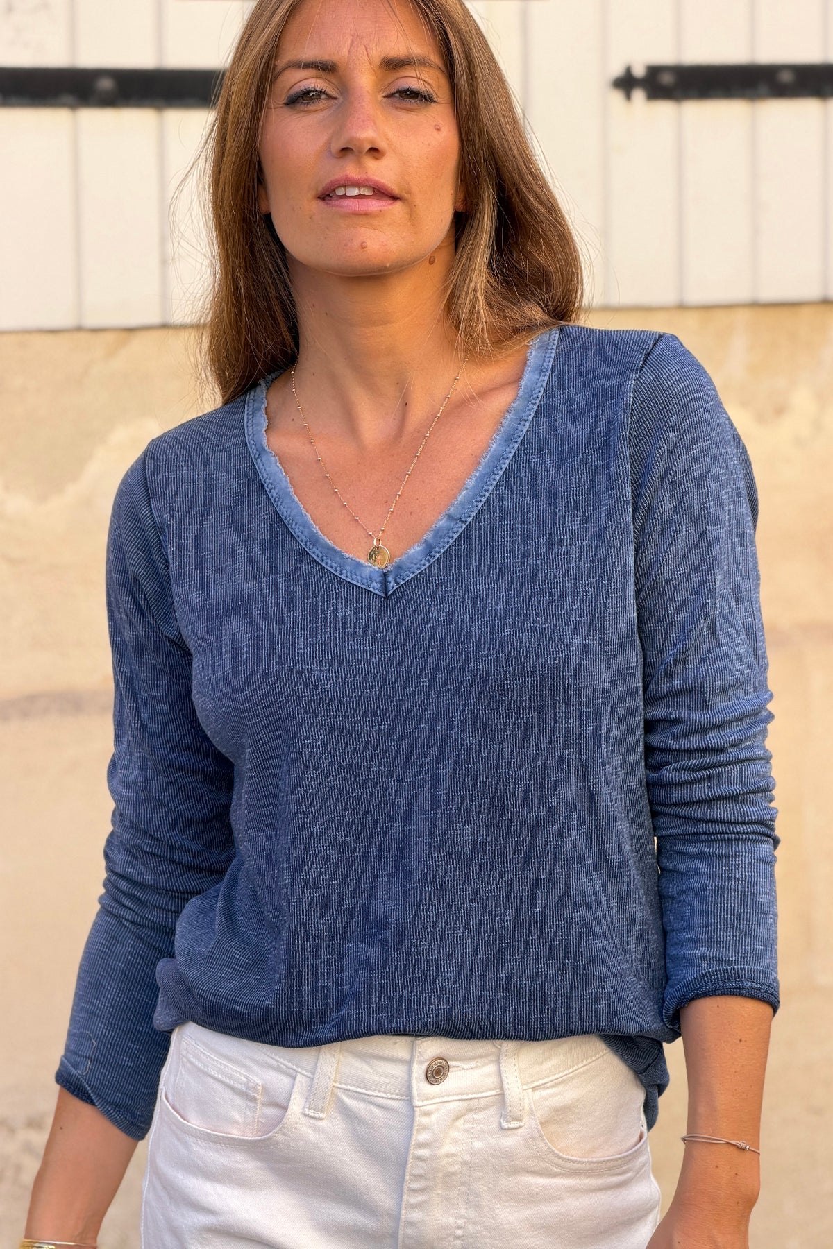 Tshirt bleu marine en coton manches longues col v détail franges