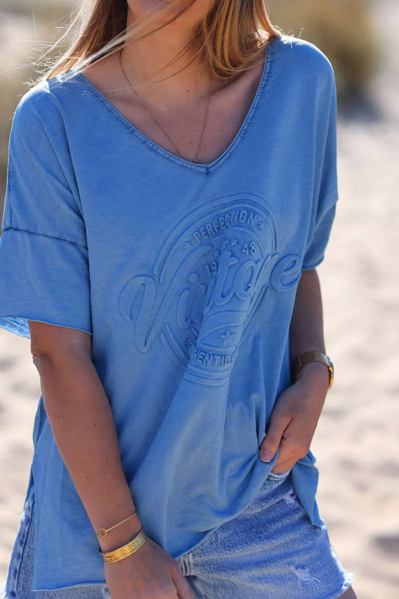 Camiseta holgada de manga corta azul real con logo vintage en relieve