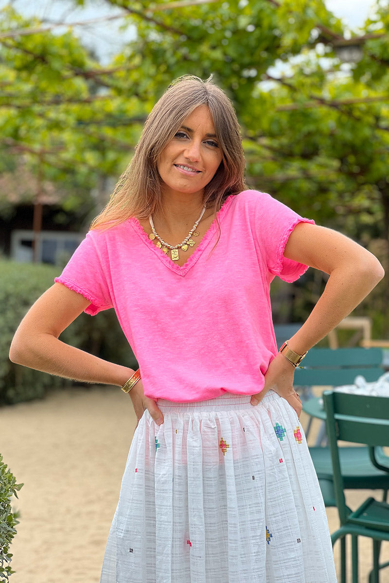 Camiseta de algodón elástico rosa neón descolorido con pequeños flecos