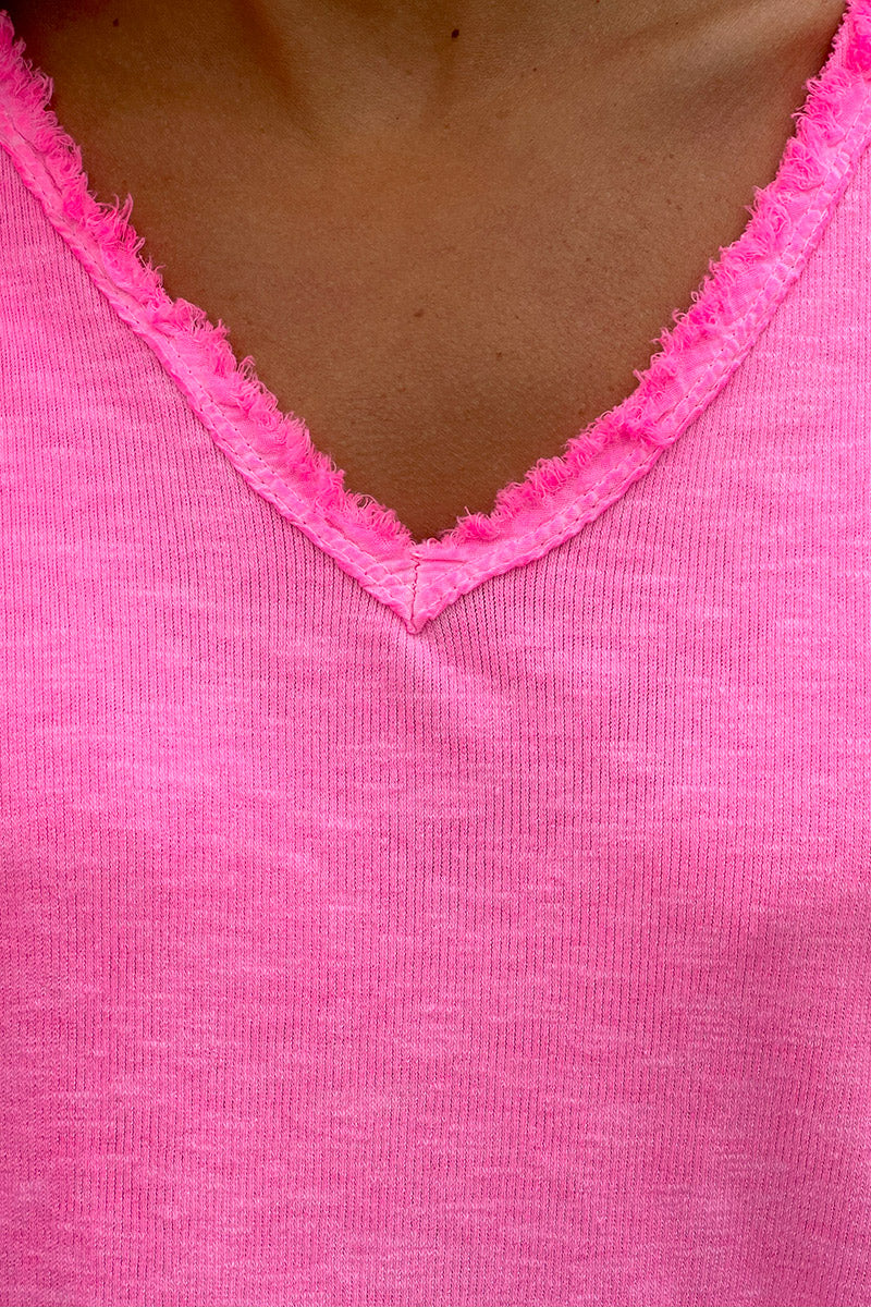 Camiseta de algodón elástico rosa neón descolorido con pequeños flecos