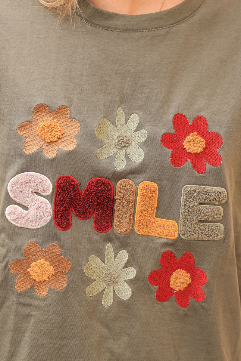 T-shirt kaki en coton broderie fleurs et smile bouclettes colorées
