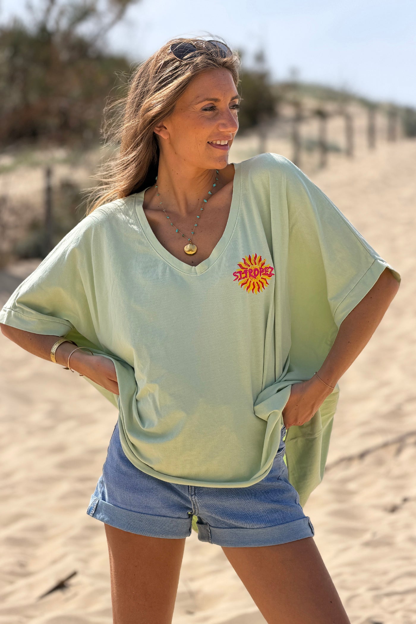 Tshirt loose oversize et stretch vert pâle motif Soleil St tropez