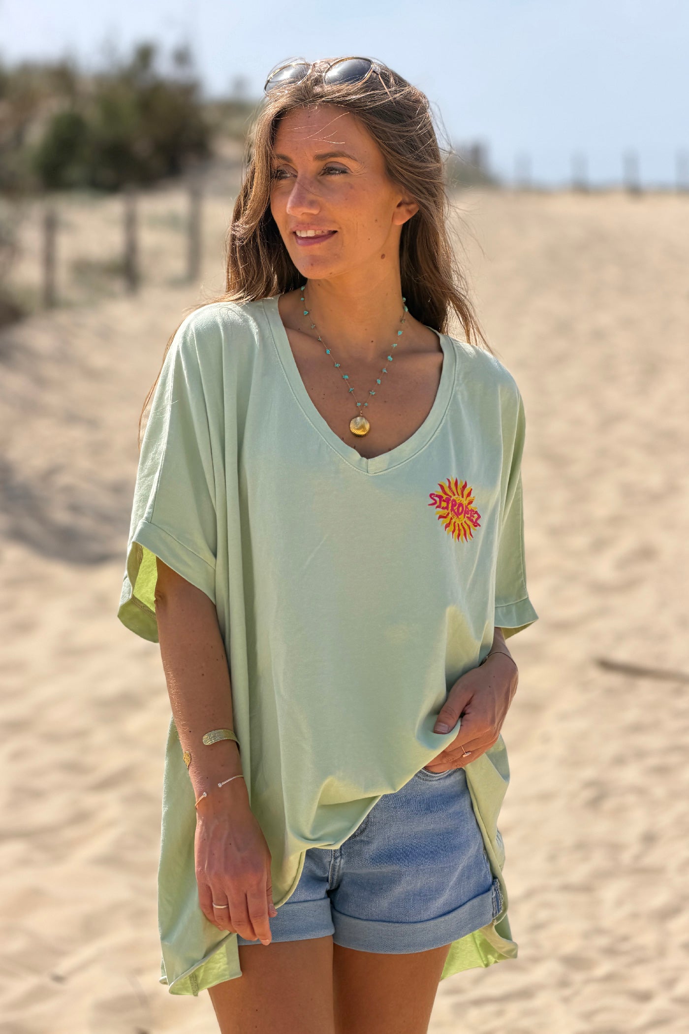 Tshirt loose oversize et stretch vert pâle motif Soleil St tropez