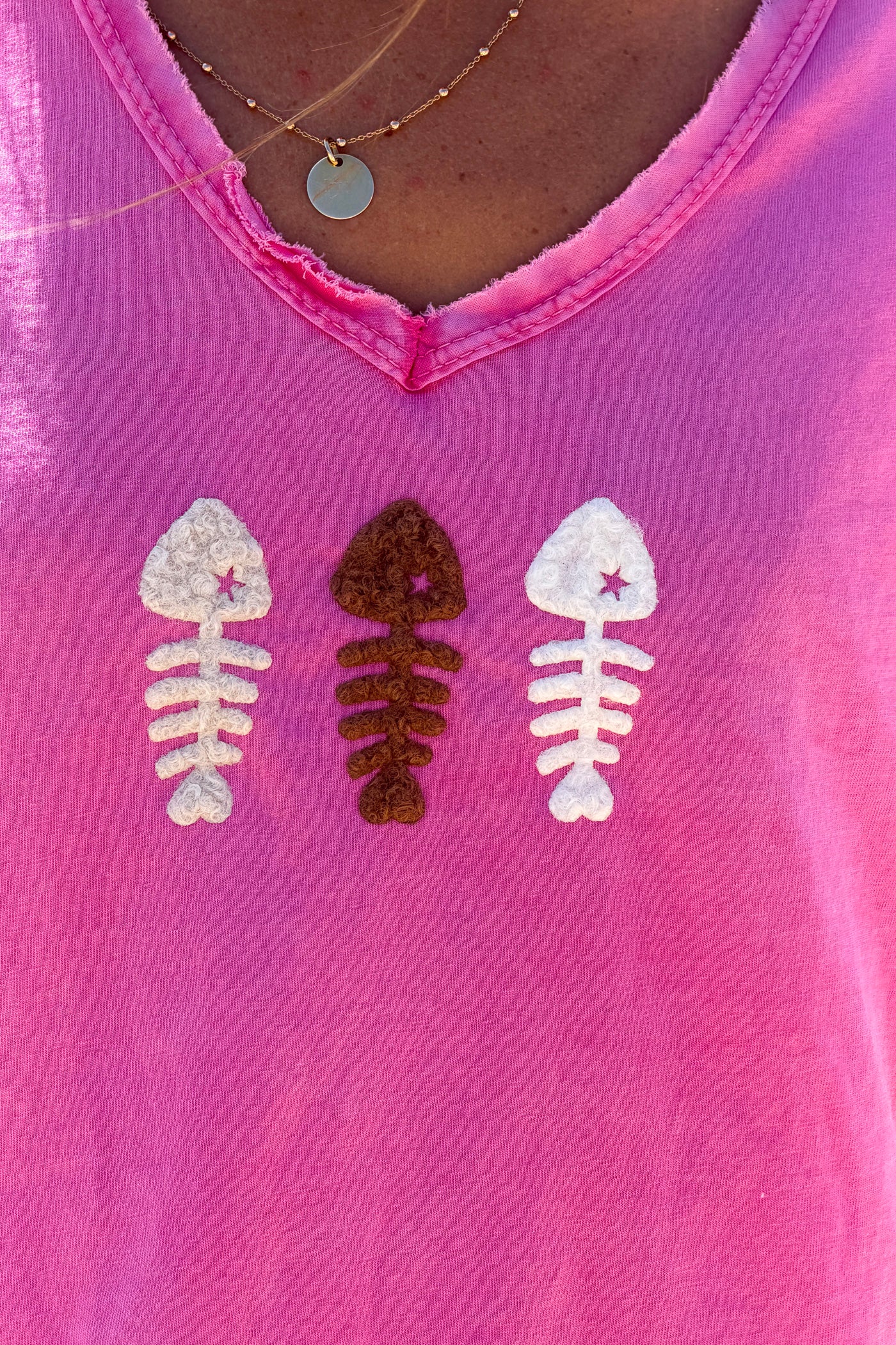 Hot pink v-neck cotton t-shirt with trio fish