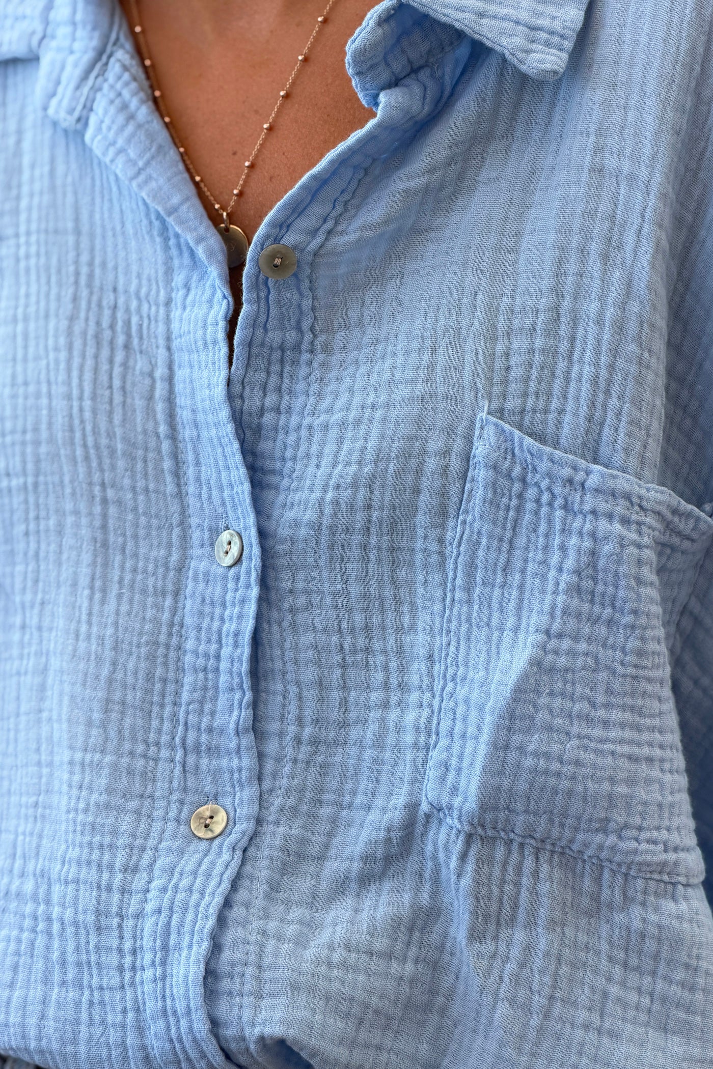 Chemise bleu ciel en gaze de coton large avec poche