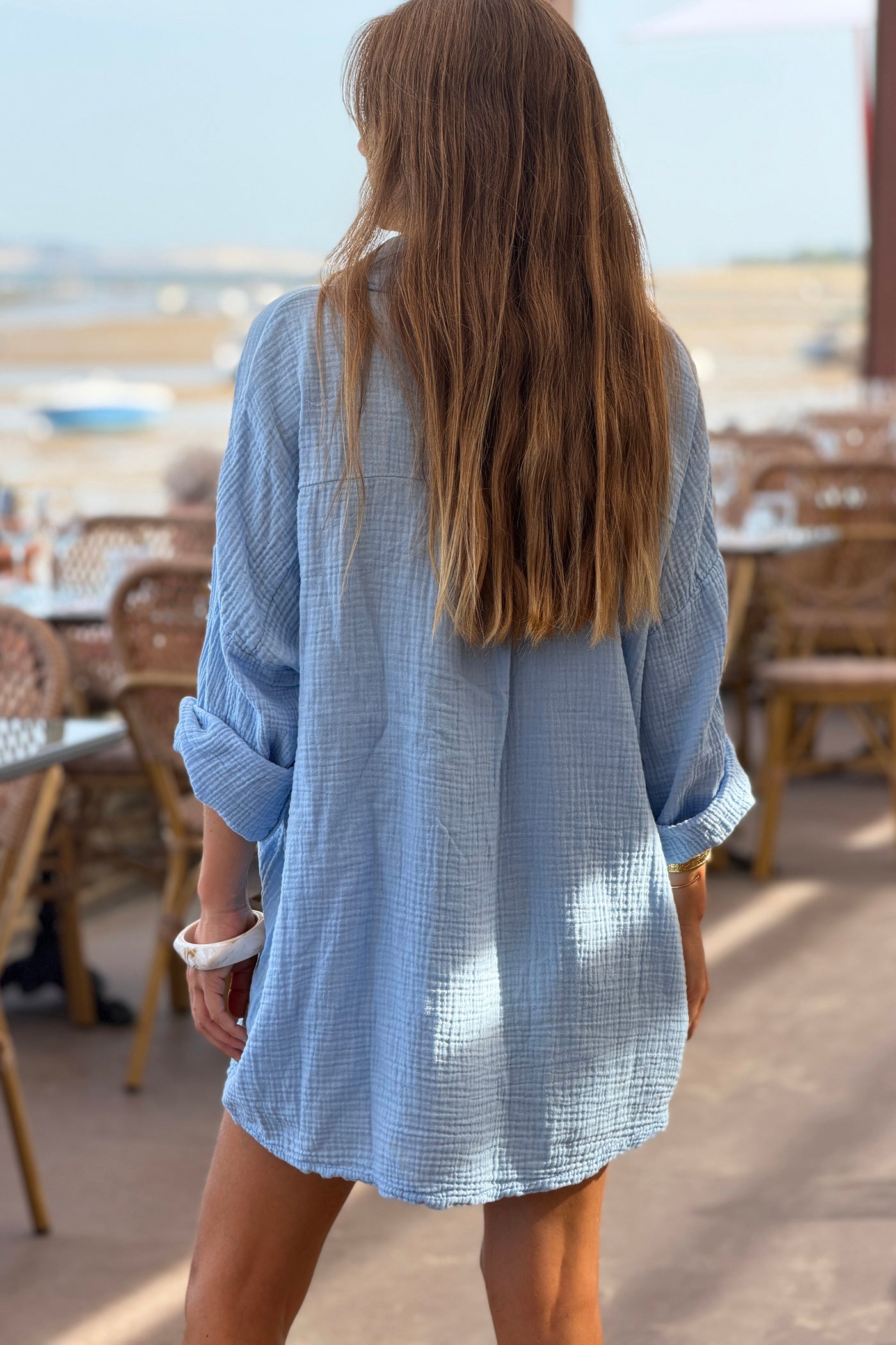 Chemise bleu ciel en gaze de coton large avec poche