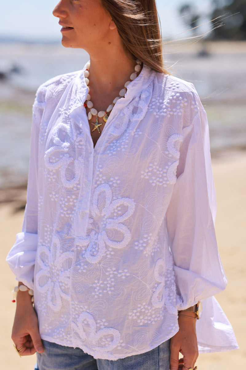 Tunique blanche en coton col boutons et broderie fleurs en bouclettes