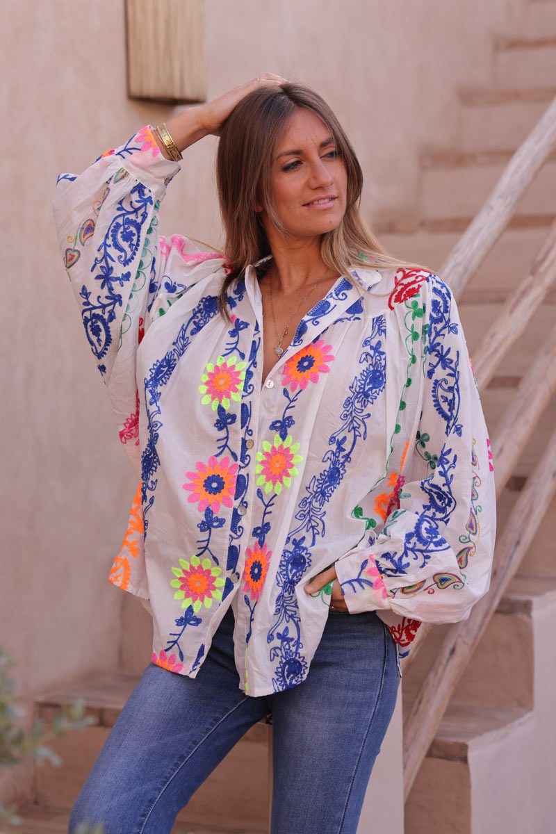 Túnica ancha blanca con botones bordados de cachemir y flores multicolores.