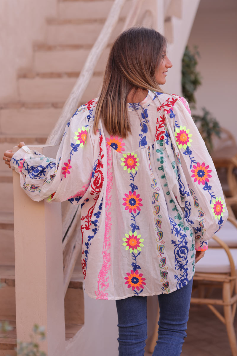 Túnica ancha blanca con botones bordados de cachemir y flores multicolores.