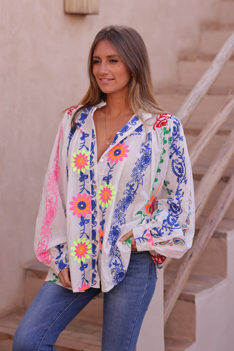 Túnica ancha blanca con botones bordados de cachemir y flores multicolores.