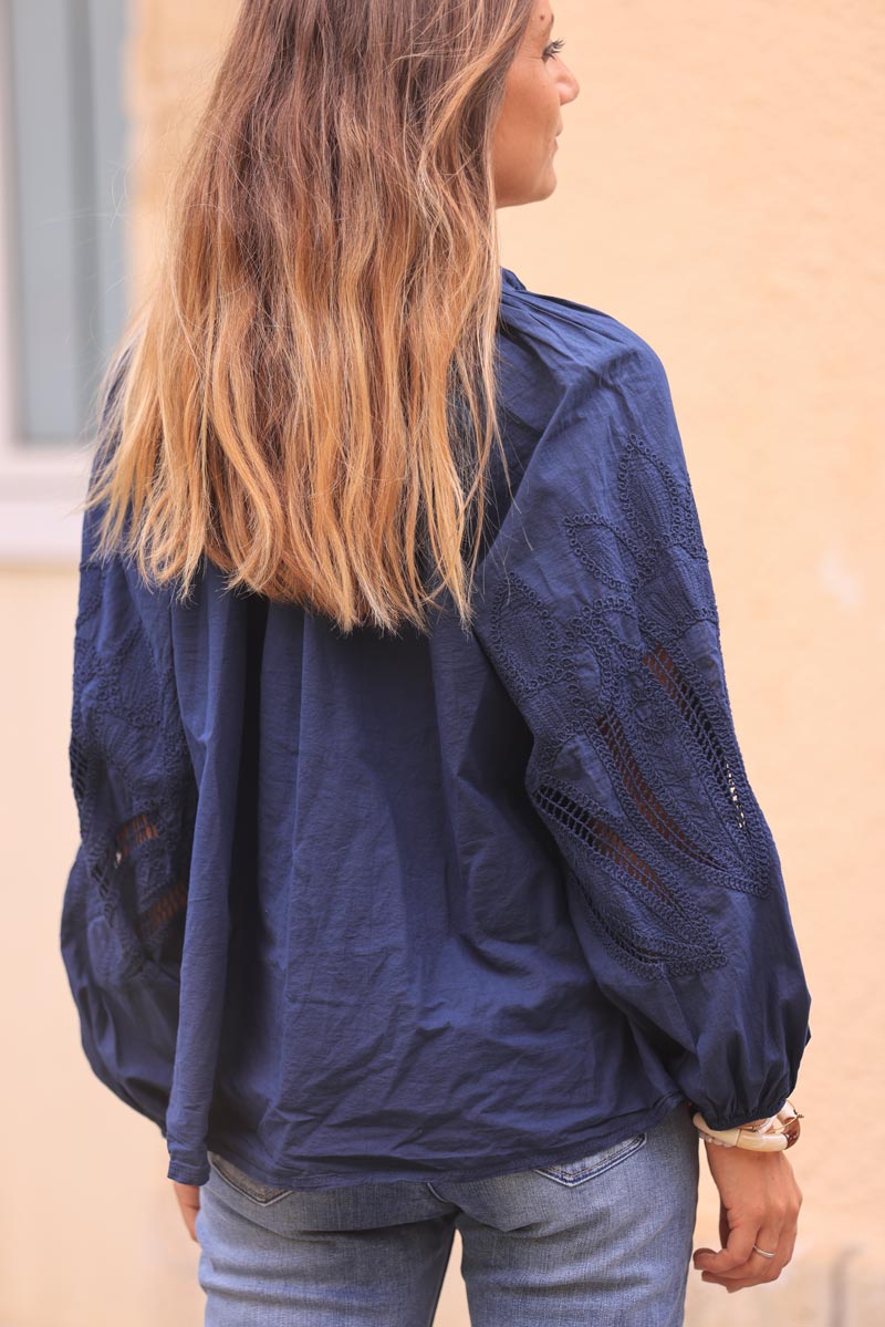 Camisa túnica azul marino con botones, mangas caladas y patrones de crochet.
