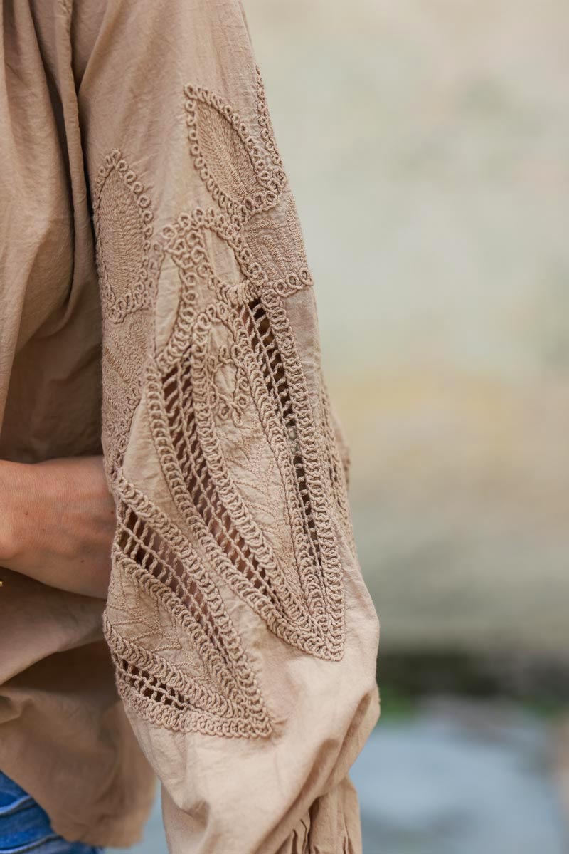 Chemise tunique camel à boutons manches ajourées motifs en crochet