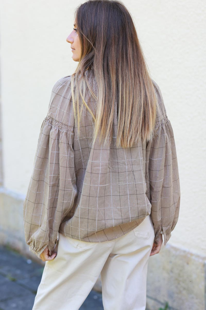 Túnica beige con cuello abotonado y cuadros en relieve de terciopelo.
