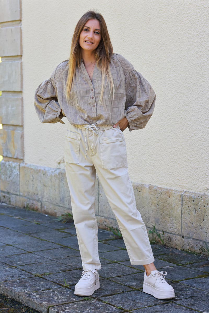 Túnica beige con cuello abotonado y cuadros en relieve de terciopelo.